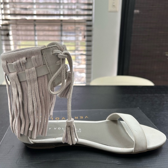 Very Volatile Aubrey ICE Fringe Sandal Women's Size 7 NEW IN BOX Light Gray - Picture 6 of 10